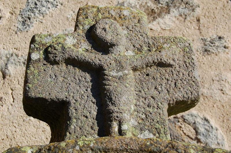 détail d'un couronnement, croix sculptée d'un Christ en croix