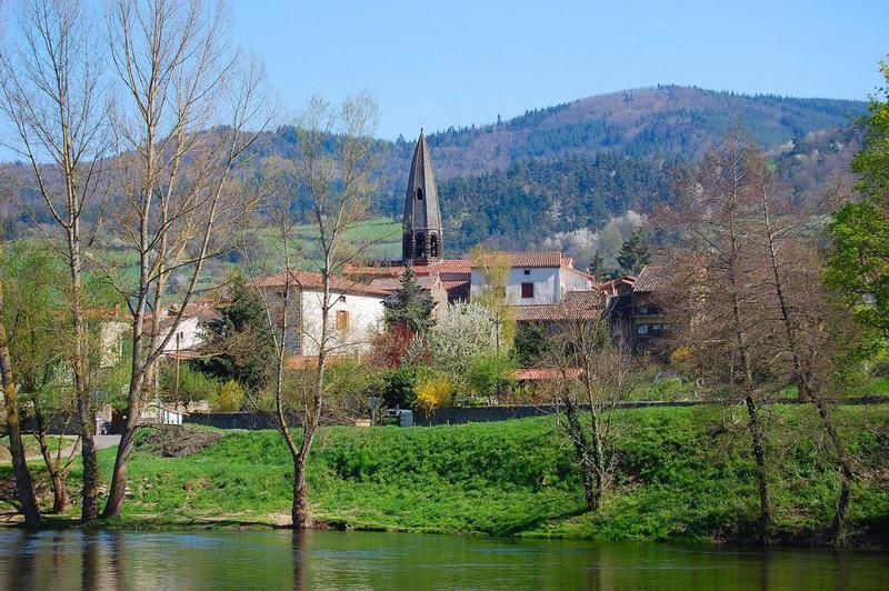 vue générale de l'église dans son environnement