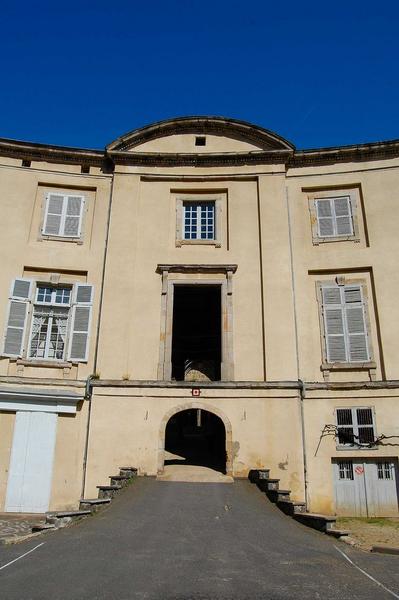 façade ouest, vue partielle, porche d'accès à la cour de l'église