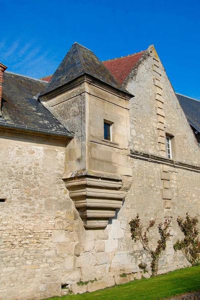 pignon est des anciennes écuries avec son échauguette, vue générale