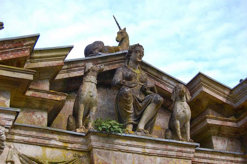 porte dite « rouge », détail des sculptures du fronton