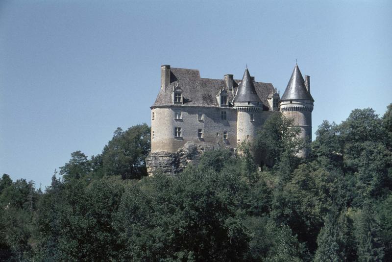 Ensemble à tourelles sur un éperon rocheux