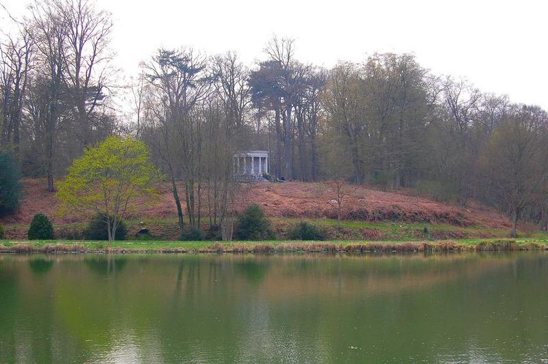 vue générale du temple de la philosophie dans son environnement