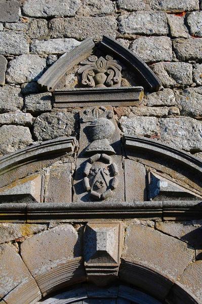 détail du linteau sculpté situé au-dessus du porche d'accès sud