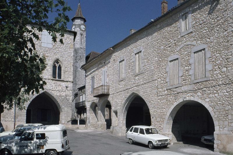 Sur la place Foch, façade et porche de la maison du Prince Noir, clocher de l'église Saint-André