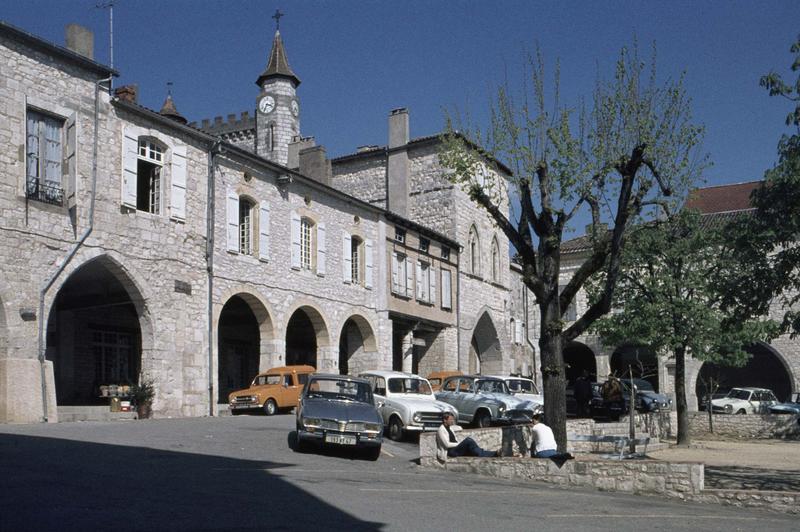 Sur la place Foch, maisons à cornières et maison du Prince Noir, clocher de l'église Saint-André