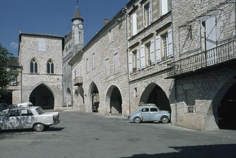 Sur la place Foch, façade et porche de la maison du Prince Noir, clocher de l'église Saint-André