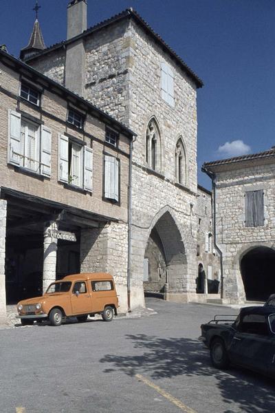 Sur la place Foch, façade et porche de la maison du Prince Noir