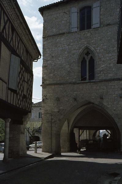 Sur la place Foch, porche de la maison du Prince Noir