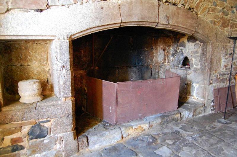 cheminée monumentale de l'ancienne cuisine, aile est, rez-de-chaussée, vue générale