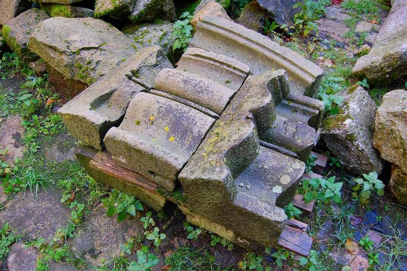 éléments déposés de l'ancienne fontaine, vue partielle