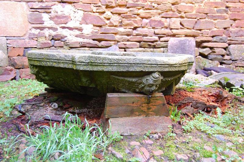 vasque déposée de l'ancienne fontaine, vue générale