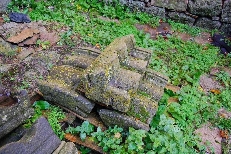 éléments déposés de l'ancienne fontaine, vue partielle