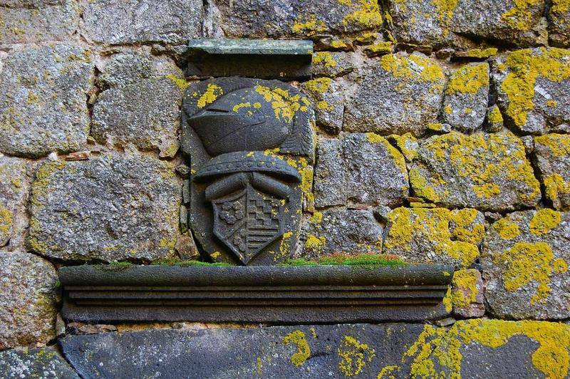 détail d'un linteau de porte sculpté, façade nord de l'aile sud, cour intérieure