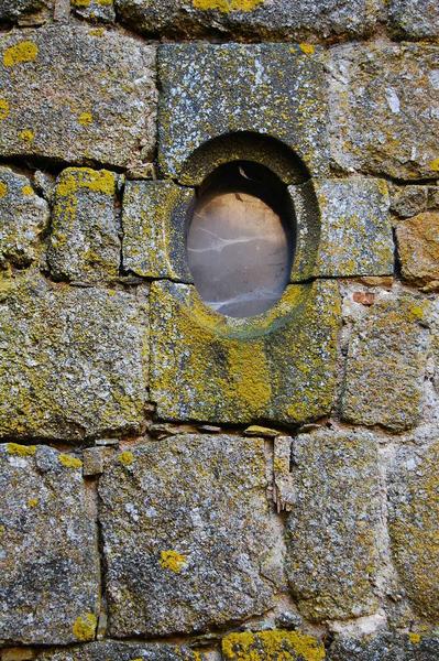 détail d'une ouverture, façade nord de l'aile sud, cour intérieure