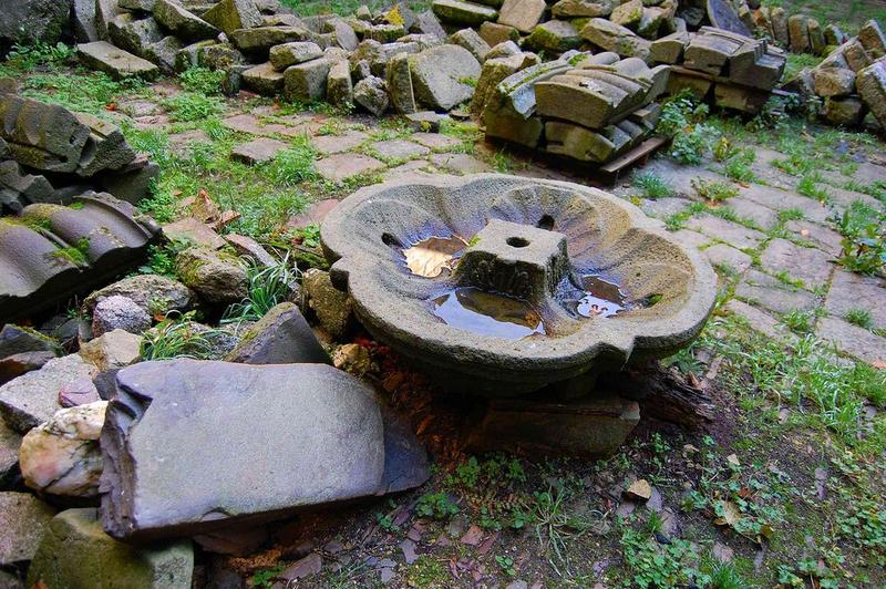 vasque déposée de l'ancienne fontaine, vue générale