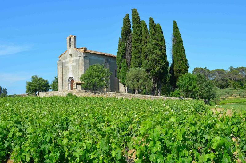 vue générale de l'église dans son environnement