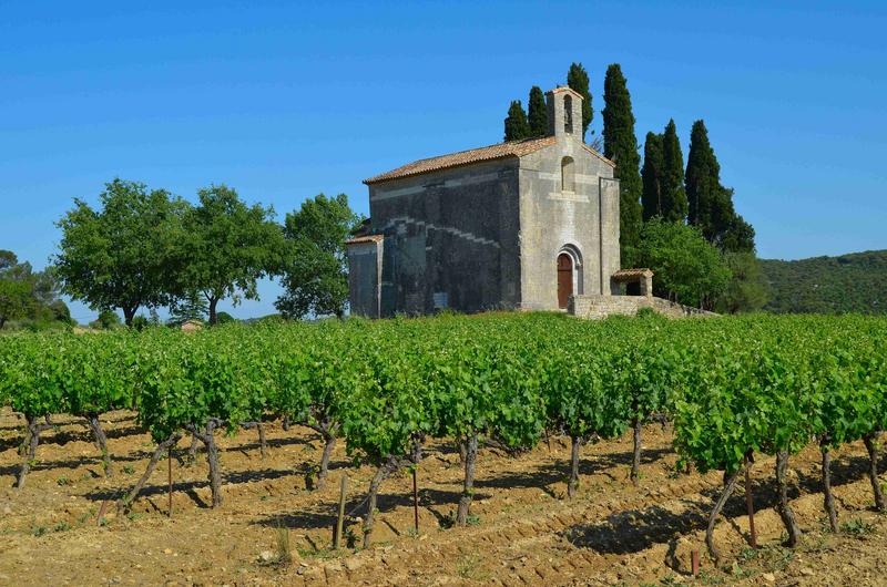 vue générale de l'église dans son environnement