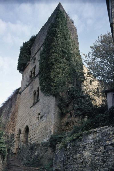 La tour sur le rocher à pic