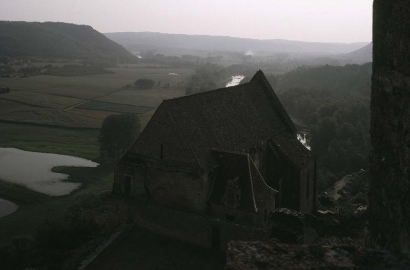 Arrière de l'église, vue surplombant la vallée de la Dordogne