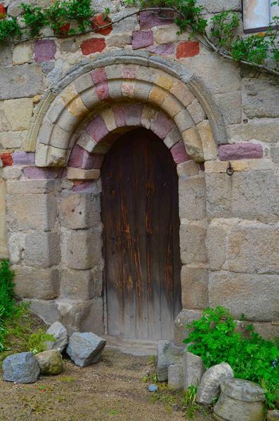 porte ouest, façade de l'ancien prieuré