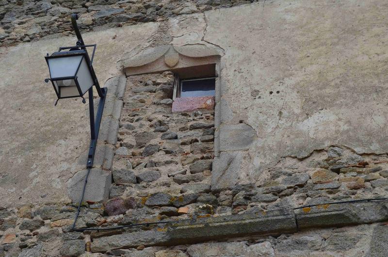 détail d'une ouverture, façade ouest de l'ancien prieuré