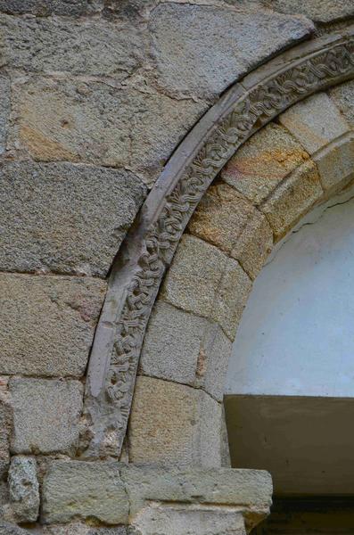 porte nord de l'aile sud de l'ancien prieuré, détail de l'arc