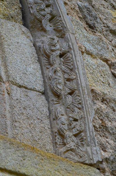 porte nord de l'aile sud de l'ancien prieuré, détail de l'arc