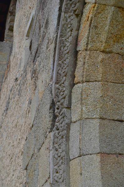 porte nord de l'aile sud de l'ancien prieuré, détail de l'arc