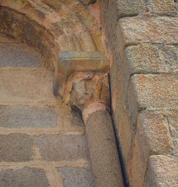 détail d'un des chapiteaux des baies de la façade occidentale