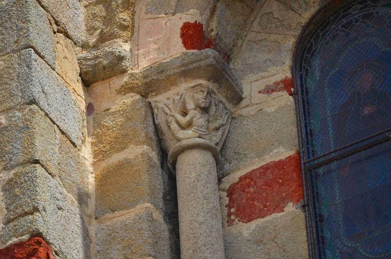 détail d'un des chapiteaux des baies de la façade occidentale