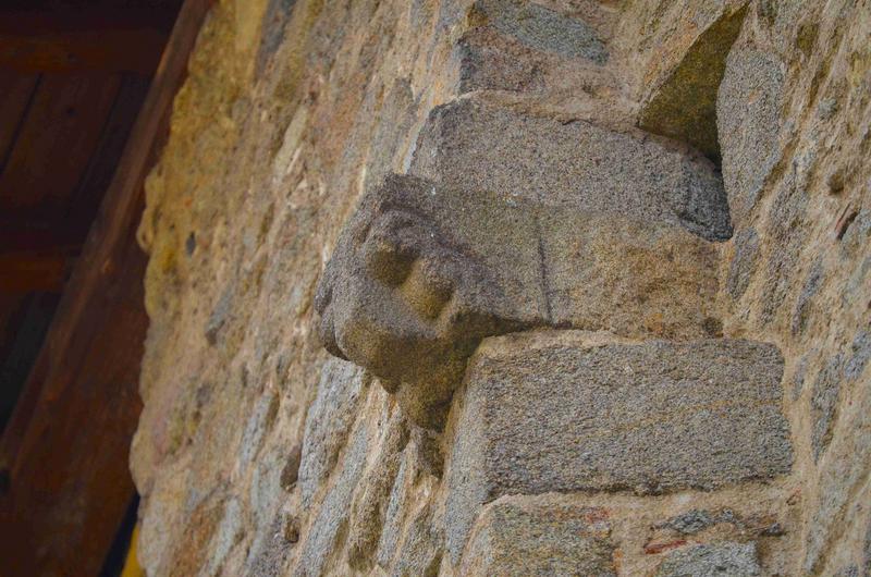 détail d'un ancien corbeau de pierre, façade nord de l'aile sud de l'ancien prieuré