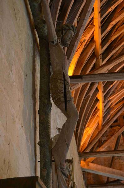 statue : Christ en croix, vue partielle
