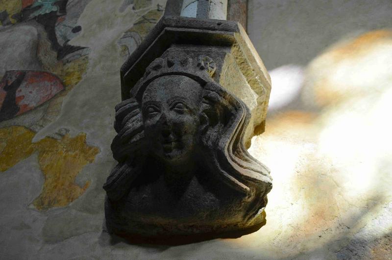 salle carrée, culot sculpté : personnage féminin couronné