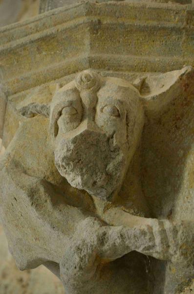 salle carrée, culot sculpté : animal fantastique