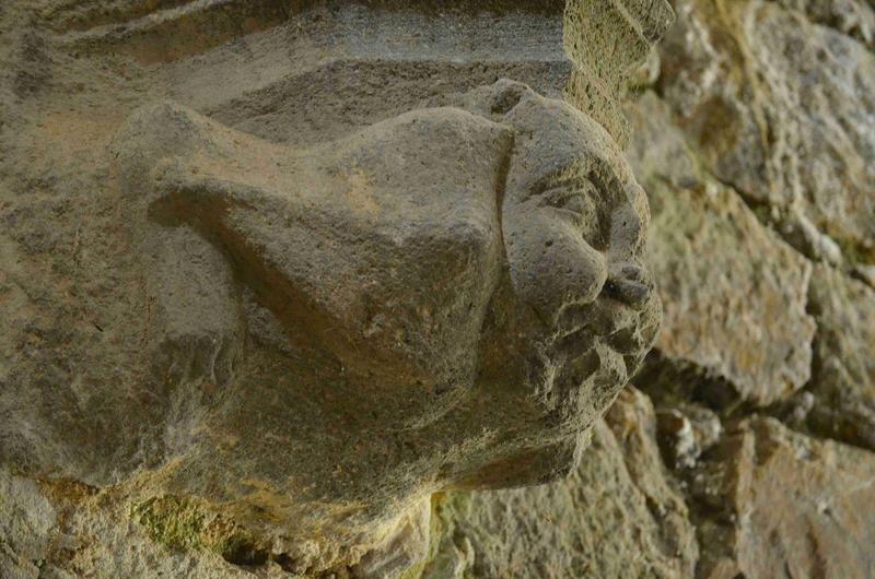 salle carrée, culot sculpté : figure grimaçante