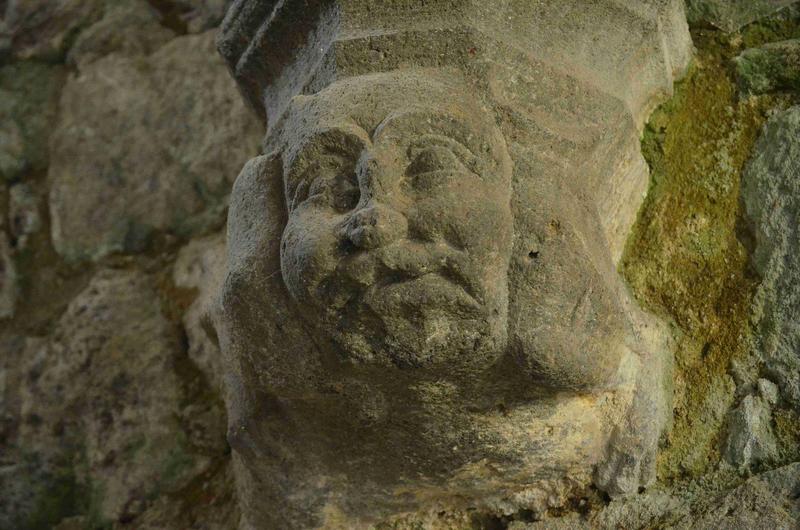 salle carrée, culot sculpté : figure grimaçante