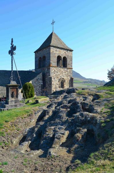 vue générale du clocher, tombes rupestres anthropomorphes situées dans le cimetière