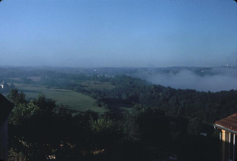 Vallée de la Dordogne : champs, bois et brume