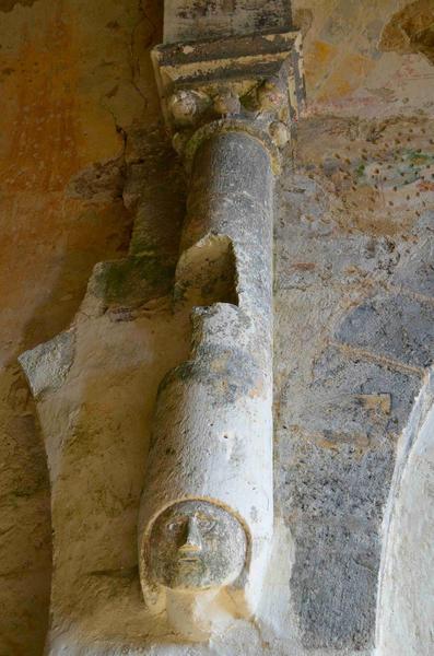 détail, colonne engagée sur culot figuré, arc triomphal, mur sud