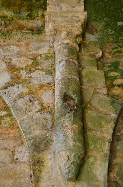 détail, colonne engagée sur culot figuré, arc triomphal, mur sud