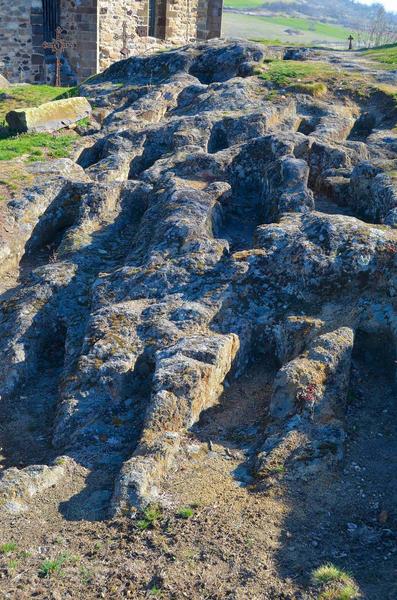 tombes rupestres anthropomorphes situées dans le cimetière, vue générale