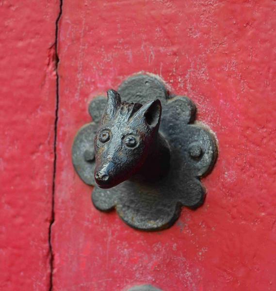 façade est, détail d'un élément de ferronnerie de la porte d'entrée