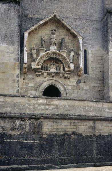 Sur la façade nord, sculptures dans une niche à fronton