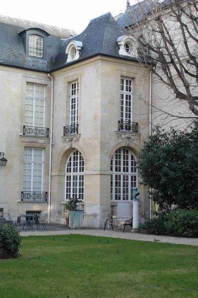 pavillon d'angle sud de la façade est sur jardin