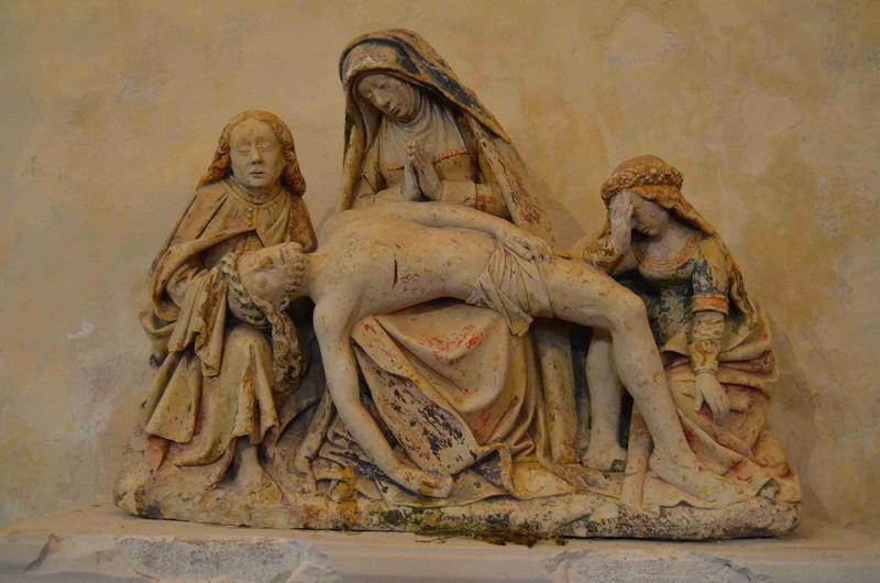 groupe sculpté (petite nature) : Vierge de pitié entre saint Jean et Marie-Madeleine, vue générale