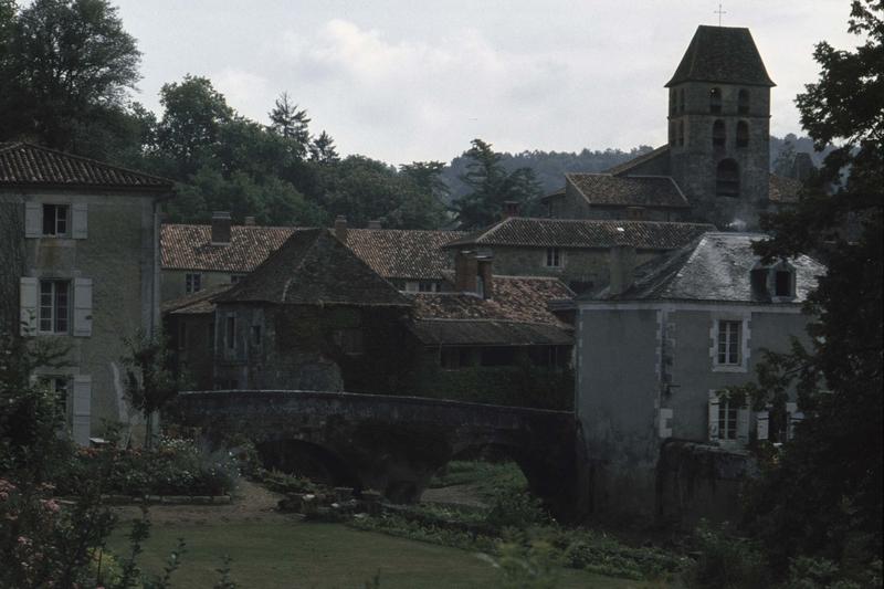 Ensemble et maisons environnantes