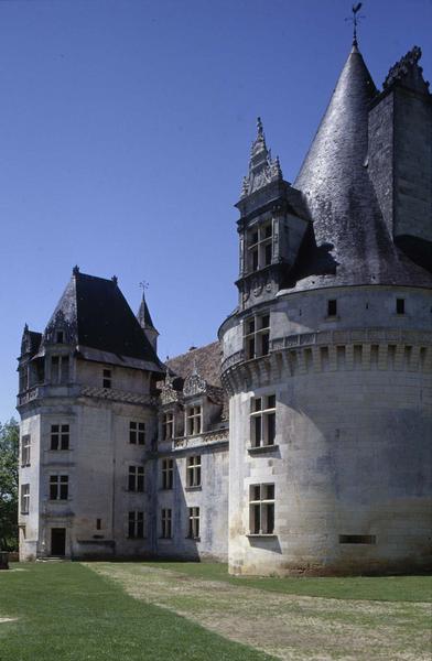 Façade à tourelles sur parc