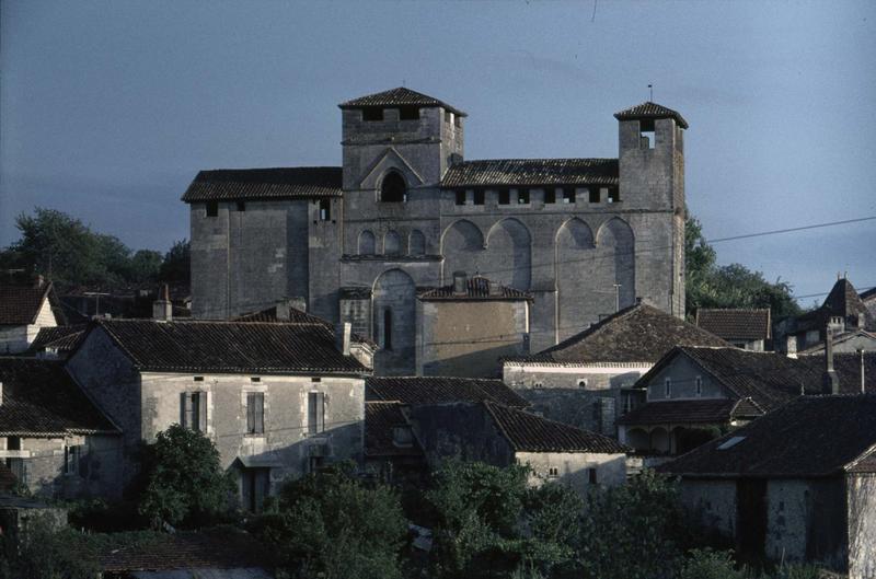 Ensemble nord et maisons environnantes