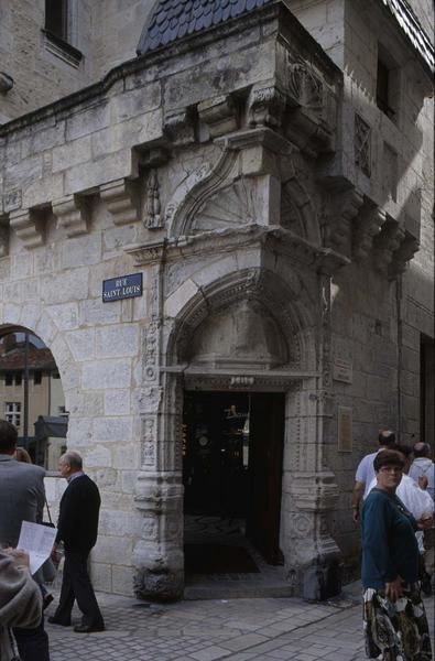 Porte d'angle de la maison Renaissance